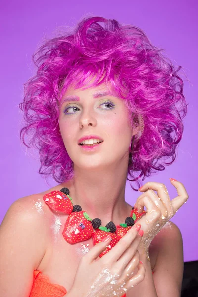 Flicka med rosa hår. ett halsband av godis — Stockfoto