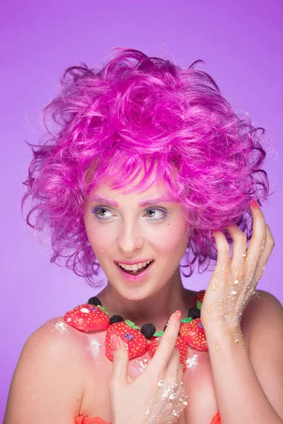 Meisje met roze haren. een ketting van snoep — Stockfoto