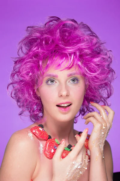 Meisje met roze haren. een ketting van snoep — Stockfoto