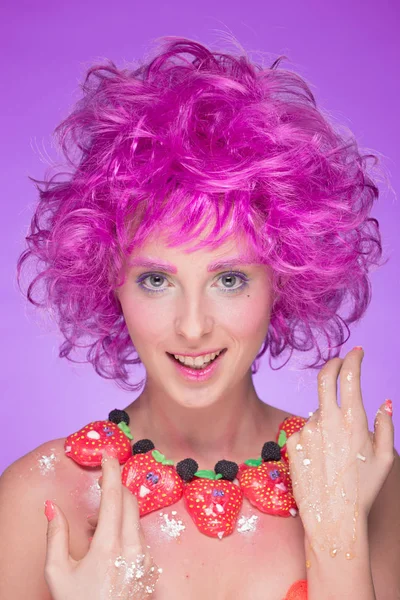 粉红色头发的女孩。一条项链，糖果 — 图库照片