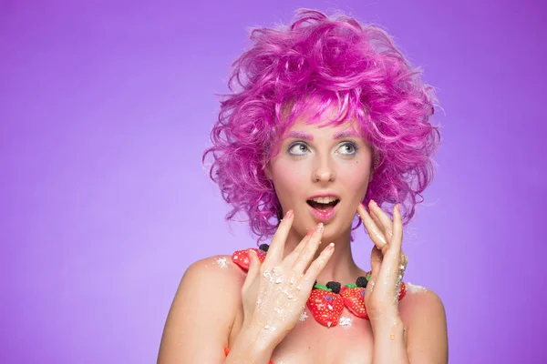 Chica con el pelo rosa. un collar de caramelos — Foto de Stock