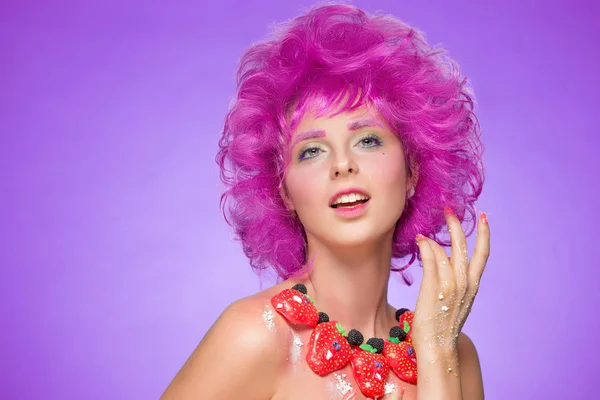 Meisje met roze haren. een ketting van snoep — Stockfoto