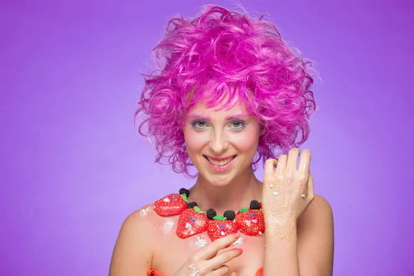 Dziewczyna z różowymi włosami. naszyjnik z cukierków — Zdjęcie stockowe