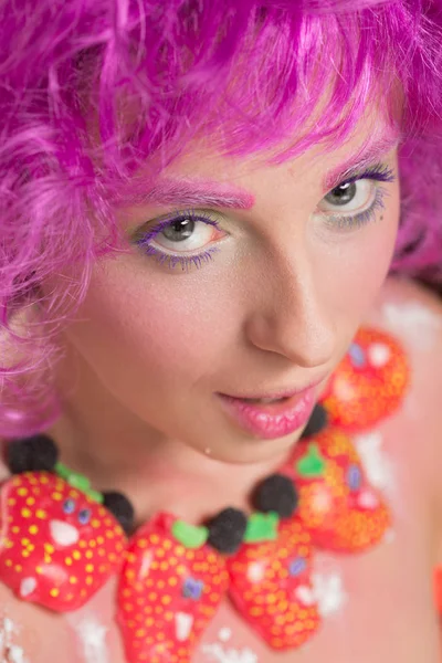 핑크 머리 소녀입니다. 사탕 목걸이 — 스톡 사진