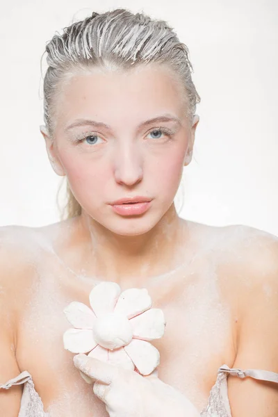 Retrato de uma rapariga bonita a comer marshmallows. foto de arte. açúcar em pó — Fotografia de Stock