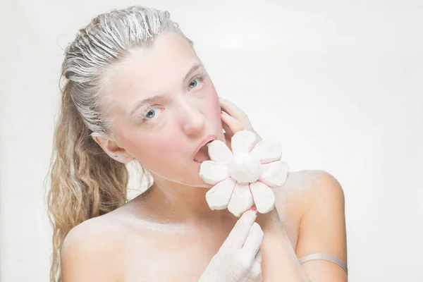 Retrato de uma rapariga bonita a comer marshmallows. foto de arte. açúcar em pó — Fotografia de Stock