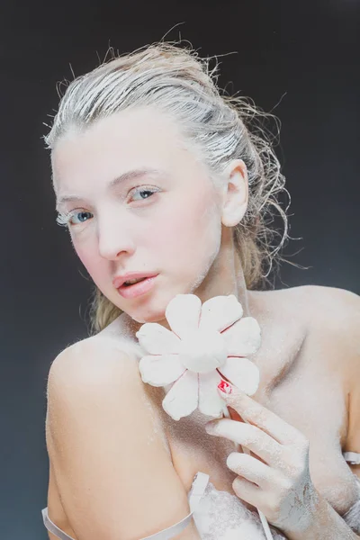 Retrato de una chica guapa comiendo malvaviscos. foto de arte. azúcar en polvo — Foto de Stock