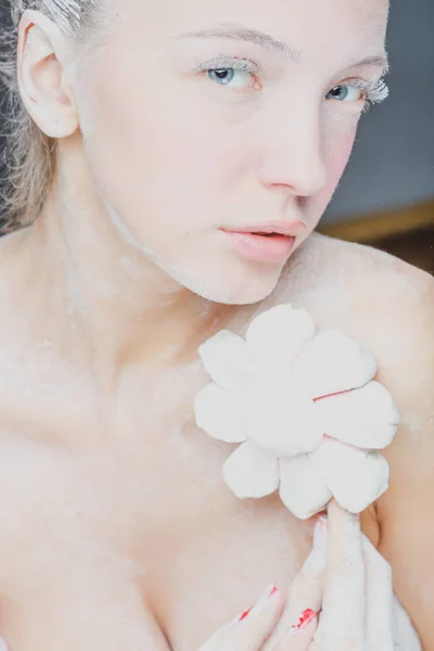 Ritratto di bella ragazza che mangia marshmallow. foto d'arte. zucchero a velo — Foto Stock
