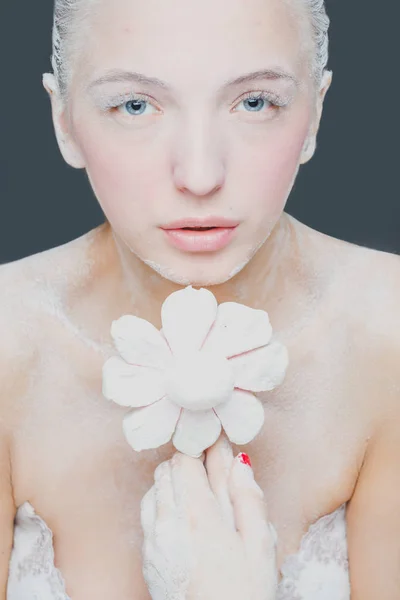 Porträt eines hübschen Mädchens, das Marshmallows isst. Kunstfoto. Puderzucker — Stockfoto