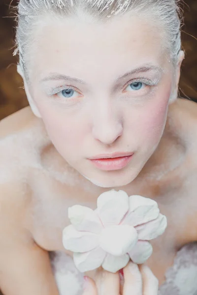 Portret van mooi meisje eten marshmallows. kunst foto. poedersuiker — Stockfoto