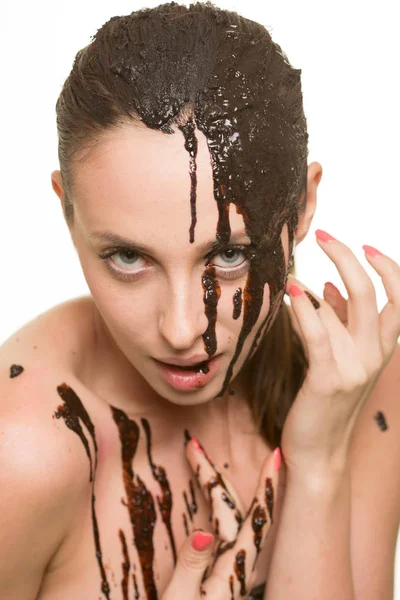 Όμορφη κοπέλα που λούζεται στη σοκολάτα — Φωτογραφία Αρχείου