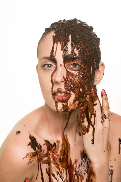 Hermosa chica bañada en chocolate — Foto de Stock