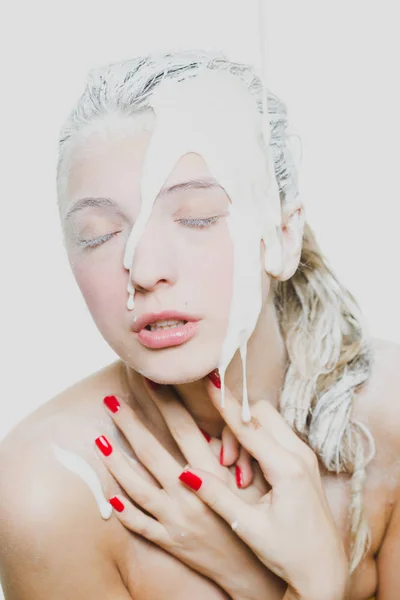 Retrato de mujer con pintura blanca fluida y arte facial — Foto de Stock