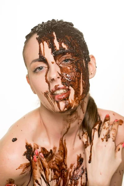 Hermosa chica bañada en chocolate — Foto de Stock