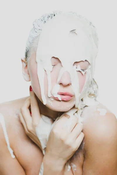 Vrouw staand met stromende witte verf en gezicht kunst — Stockfoto