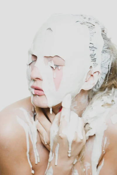 Vrouw staand met stromende witte verf en gezicht kunst — Stockfoto
