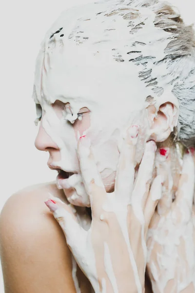 Retrato de mulher com pintura branca fluente e arte facial — Fotografia de Stock
