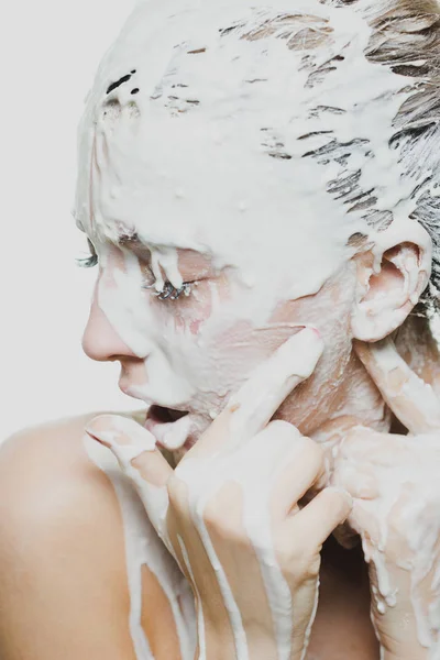 Retrato de mujer con pintura blanca fluida y arte facial — Foto de Stock