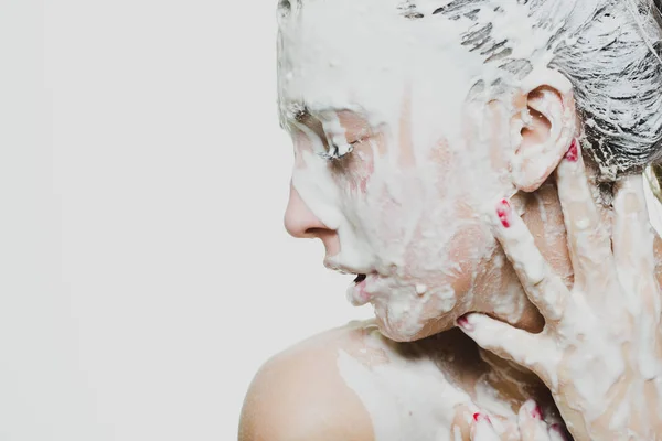 Retrato de mulher com pintura branca fluente e arte facial — Fotografia de Stock