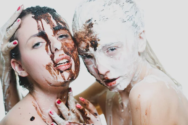 Twee meisjes overgoten met witte en donkere chocolade. gepassioneerde vrouwen — Stockfoto