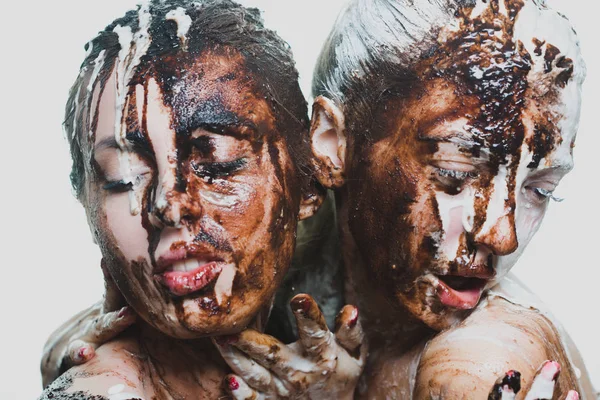 Dos chicas rociadas con chocolate blanco y negro. mujeres apasionadas — Foto de Stock