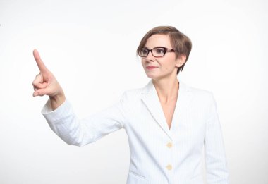 genç çekici işkadını dokunmatik düğmesine basarak.