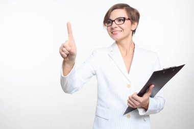 genç çekici işkadını dokunmatik düğmesine basarak.