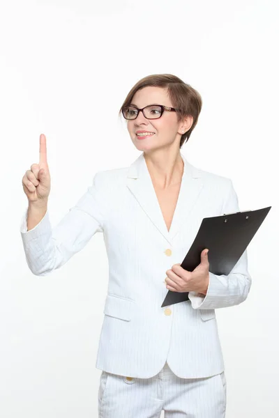 Junge attraktive Geschäftsfrau drückt die Touchscreen-Taste. — Stockfoto