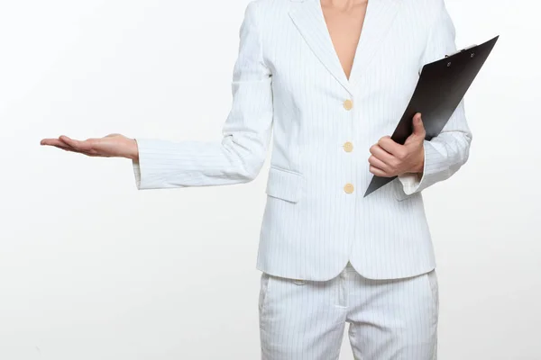 Joven atractiva mujer de negocios. Ella sostiene su mano levantada — Foto de Stock