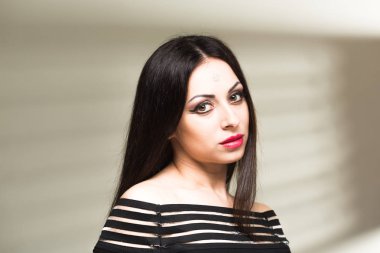 güneşlikler gölgesinden ile kız modeli