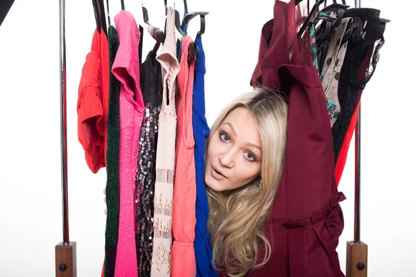 Menina em roupa interior de cabides de roupas. escolha do vestido — Fotografia de Stock