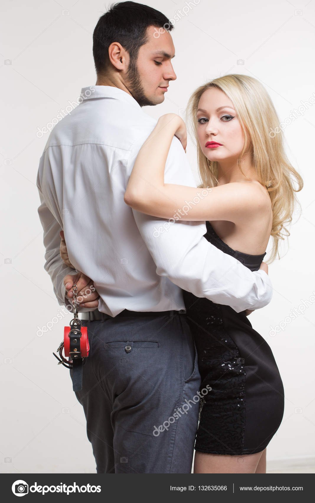 Элегантный мужчина и женщина в наручниках. влюбленная пара