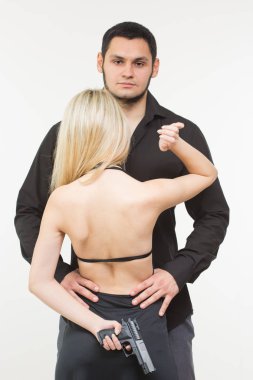 Adam Dedektif Ajan casus ceza ve seksi kadın silahla.