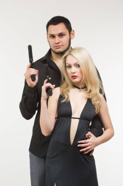 Adam Dedektif Ajan casus ceza ve seksi kadın silahla.