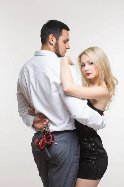 Elegante man en vrouw in handboeien. verliefde paar — Stockfoto