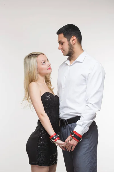 Elegante man en vrouw in handboeien. verliefde paar — Stockfoto