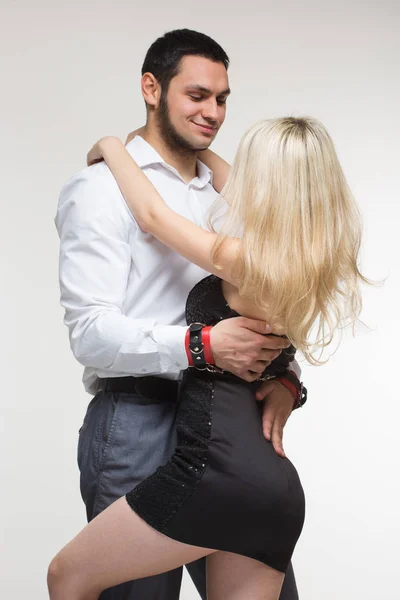 Elegáns férfi és nő a bilincs. szerelmes pár — Stock Fotó