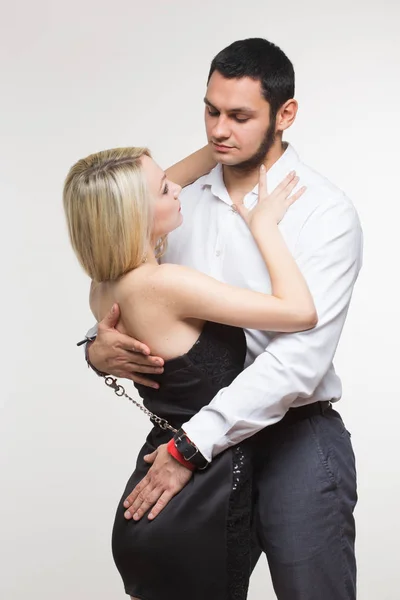 Елегантний чоловік і жінка в наручниках. закохана пара — стокове фото