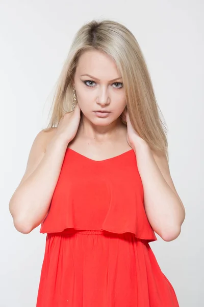 Joven mujer sonriente en vestido rojo. Aislado sobre fondo blanco . —  Fotos de Stock