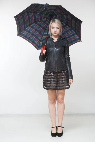 Женщина с черным зонтиком, полная длина, белый фон — стоковое фото