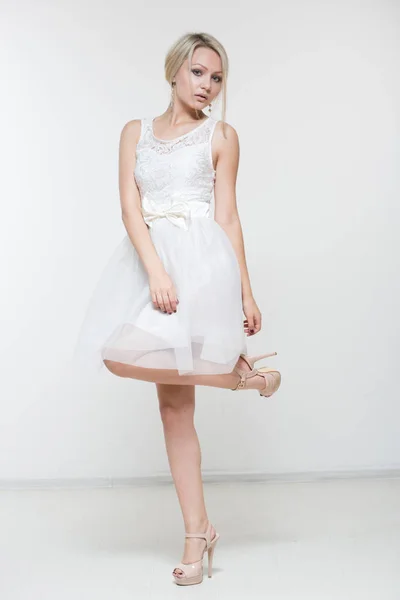 Schöne Frau im weißen Kleid — Stockfoto