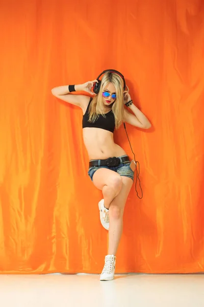 Young pretty hipster kvinna lyssnar musik och dans. — Stockfoto
