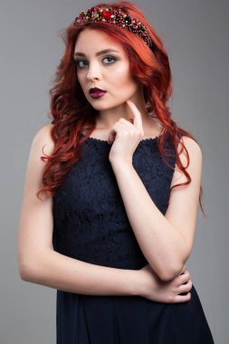 Kızıl saçlı model Abiye ve diadem poz