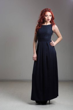 Kızıl saçlı model Abiye ve diadem poz