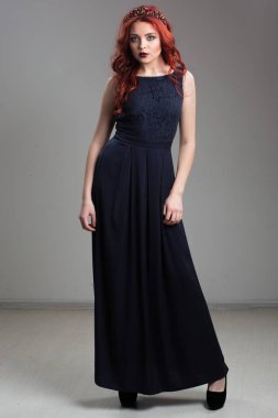 Kızıl saçlı model Abiye ve diadem poz