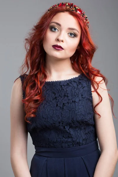 Vörös hajú modell jelentő estélyi ruha és a fejdísz — Stock Fotó