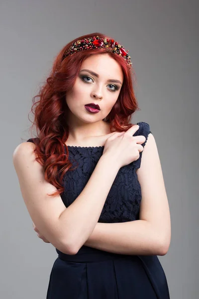 Vörös hajú modell jelentő estélyi ruha és a fejdísz — Stock Fotó