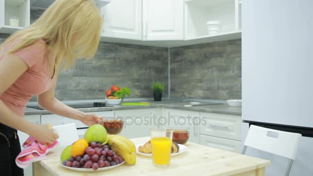 Young woman preparing breakfast — Stock Video