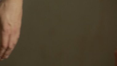 erkek ve kadın el üzerinde arka plan bulanık bir arada tutan dokunmadan kapatın.