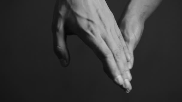 Close-up van man en vrouw hand aanraken op onscherpe achtergrond bij elkaar te houden. — Stockvideo